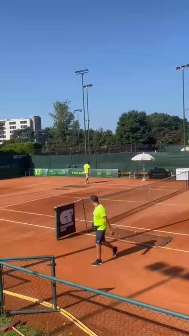Il conto alla rovescia è finito: Aspria Tennis Cup - Trofeo BCS inizia ora! 🎾
Dietro ogni match, ogni linea perfetta, ogni rimbalzo preciso…ci sono loro.
Il team che lavora ogni giorno per preparare la terra rossa, mantenere i campi e far sì che tutto sia pronto, al minuto.
L’Aspria Tennis Cup comincia anche (e soprattutto) da qui.
#aspriatenniscup